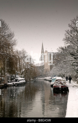 Canal Regents Park Londres au cours d'une averse de neige d'hiver Banque D'Images