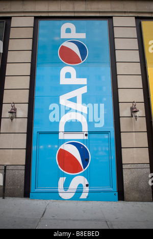 Un panneau publicitaire pour Pepsi Cola sont vus sur un côté d'un pop up store à New York Banque D'Images