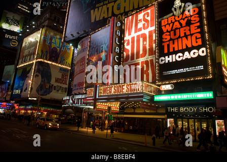 Des panneaux publicitaires de Times Square sur Broadway publicité mardi 10 février 2009 Richard B Levine Banque D'Images