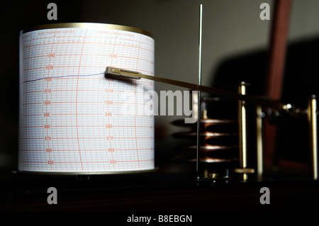 Un barogaph utilisé pour la prévision du temps la mesure de la pression barométrique Banque D'Images