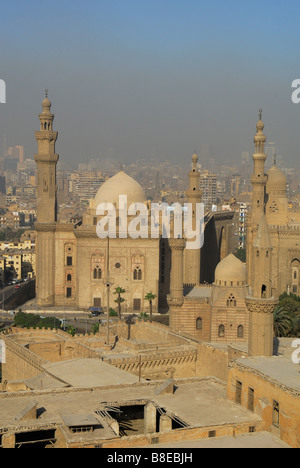 Le Caire, Égypte. Le Sultan Hassan et Rifai mosquées comme vu de la Citadelle, avec le derrière de la ville très polluée. L'année 2009. Banque D'Images