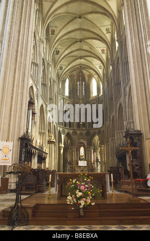 Intérieur de la cathédrale de Bayeux en Normandie France montrant l'autel et l'east end Banque D'Images