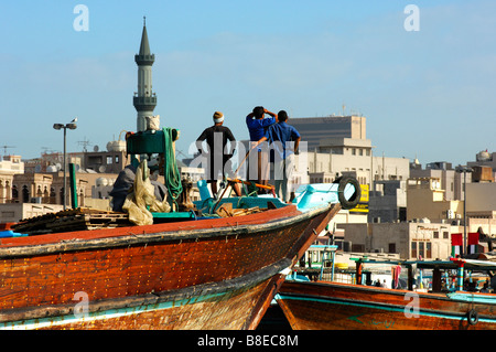 Regarder l'arrivée de l'équipage boutre dans le port de la Crique de Dubaï, Dubaï, Émirats Arabes Unis Banque D'Images