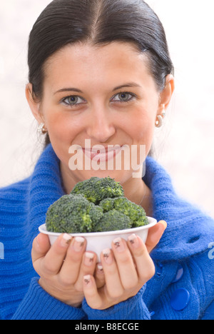 Femme tenant un bol de légumes brocoli Banque D'Images