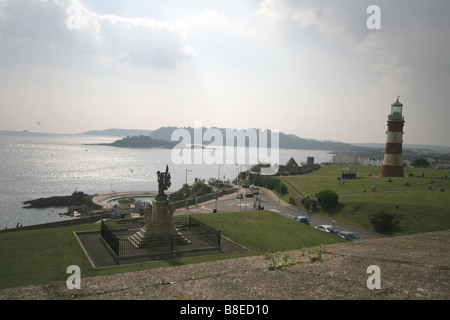 Plymouth Hoe (Ho) donnant sur port de Plymouth Drake's Island et montrant le phare Smeaton's Tower Banque D'Images