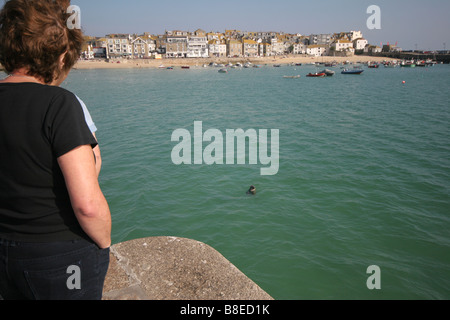 Joint dans le port avec des bateaux et la plage St Ives Cornwall pittoresque ville côtière connue pour ses artistes,lumière et pasties Banque D'Images