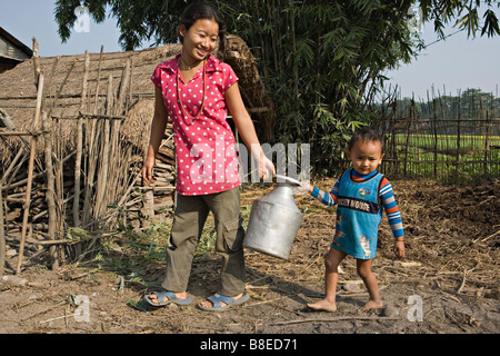 Nepali Peuple Tharu famille maman et enfant vu dans le village de Sauraha Népal Banque D'Images