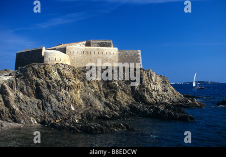 La Tour Fondue, Fort ou fortification, et Yacht, presqu'île de Giens, près de Hyères, Côte d'Azur, Provence, France Banque D'Images