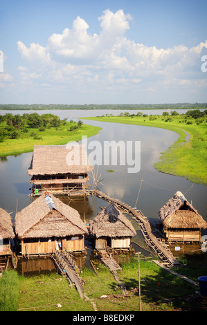 Des maisons flottantes sur l'Amazone à Iquitos, Pérou. Banque D'Images