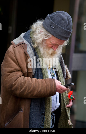 Old man with mobile phone Banque D'Images
