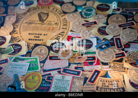 Autocollants Guinness sur l'affichage à la brasserie Guinness Storehouse à Dublin en Irlande Banque D'Images