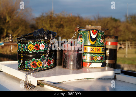 Canal peut Buckby ware godet peint et seau en haut d'un bateau étroit Banque D'Images