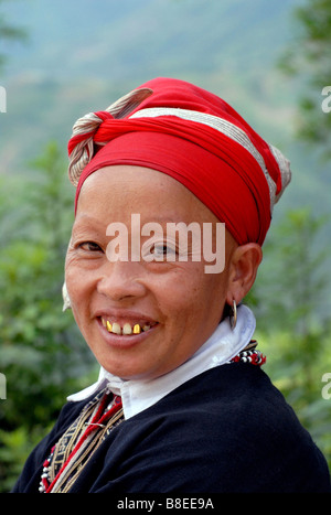 Femme de la tribu des Dao rouge du nord-ouest de Sapa Vietnam Banque D'Images