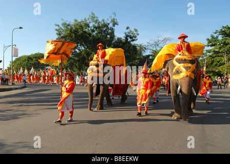 Cérémonie Impériale avec les éléphants dans la ville de Hue en face de l'hôtel Saigon Morin Banque D'Images