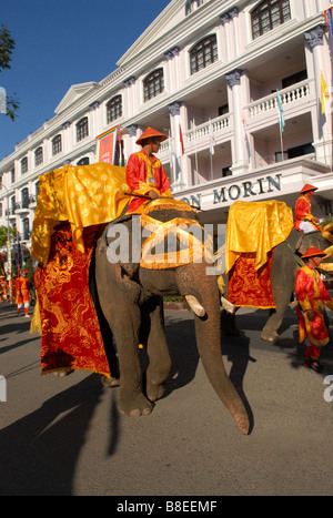 Cérémonie Impériale avec les éléphants dans la ville de Hue en face de l'hôtel Saigon Morin Banque D'Images