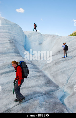 L'homme prend une photo de randonneurs sur le glacier de la racine, dans l'Alaska, Kennicott, Wrangell St Elias National Park Banque D'Images