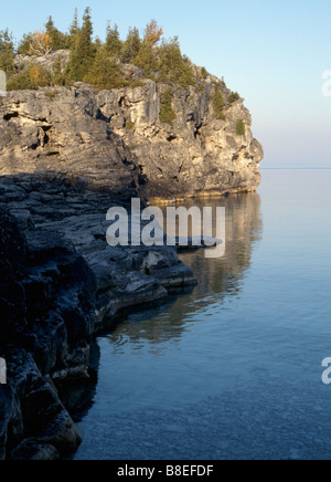 La grotte, Parc National de l'île Flowerpot avec au lever du soleil sur l'horizon sur la baie Georgienne du lac Huron Banque D'Images