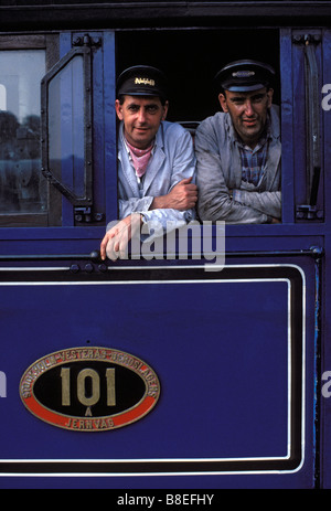 Un conducteur de train à vapeur et sa compagne posent pour une photo à bord de la classe 'B' suédois 4-6-0, n° 101. Nene Valley Railway Angleterre Banque D'Images