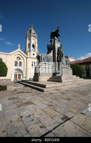 Monument à Simon Bolivar Plaza Bolivar de la vieille ville de la ville de Panama, avec l'église San Francisco derrière. Banque D'Images