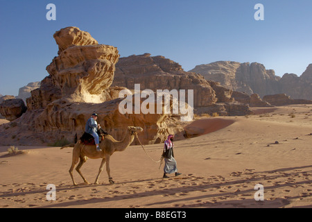 Tourisme camel à Wadi Rum, Jordanie Banque D'Images