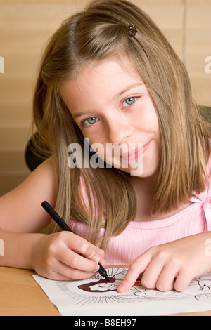 Petite fille à l'école du dimanche en coloriant un dessin de Jésus Banque D'Images