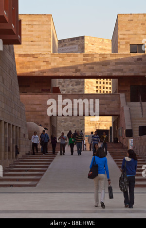 Vue du campus centre vers Bassily auditorium, Université américaine du Caire nouveau campus, le Nouveau Caire, Egypte Banque D'Images