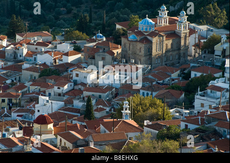 Vue vers le bas sur un village avec grande église sur une île de la mer Égée en Grèce. Banque D'Images