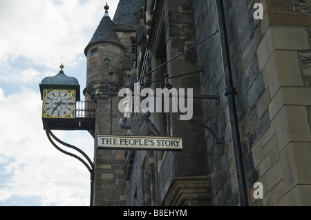 Le People's Story museum Edinburgh Scotland montrant tour de l'horloge et situé dans l'ancien péage Canongate Banque D'Images