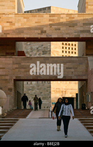 Vue du campus centre vers Bassily auditorium, Université américaine du Caire nouveau campus, le Nouveau Caire, Egypte Banque D'Images