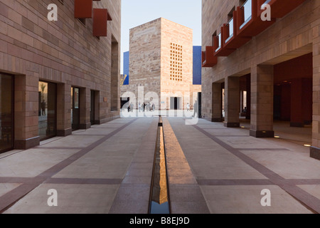 Vue du campus centre vers Bassily auditorium, Université américaine du Caire nouveau campus, le Nouveau Caire, Egypte Banque D'Images