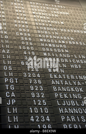 Horaires de départ et d'arrivée à l'aéroport de Francfort, l'allemand Banque D'Images