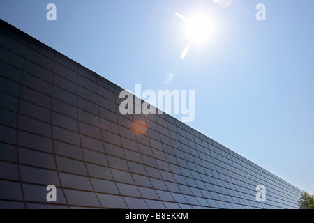 Panneaux solaires à Adlershof contre ciel bleu et soleil brillant, Berlin, Allemagne Banque D'Images