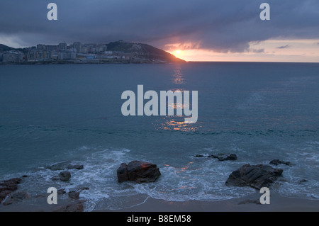 Coucher du soleil à la plage Riazor, à La Corogne, Espagne Banque D'Images
