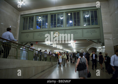 Les gens à l'heure de pointe dans une station de métro de New York Banque D'Images