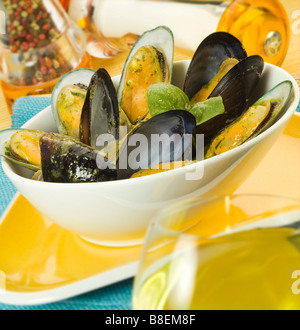 Recette de moules vapeur avec sauce à l'ail vin blanc Banque D'Images