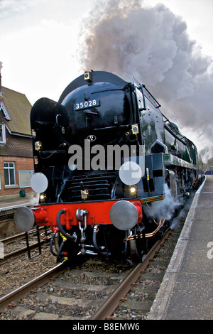 VS Orient Express Spécial déjeuner Surrey SR MN Class 4 6 2 Pas de clan 35028 Loco en passant par la ligne à grande vitesse Station Betchworth Banque D'Images