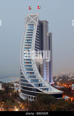 Jumeirah Beach Hôtel dans la soirée, DUBAÏ, ÉMIRATS ARABES UNIS Banque D'Images