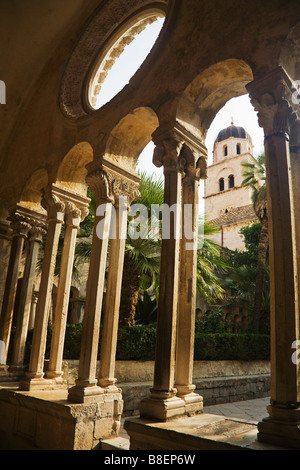 Monastère Franciscain cloîtres et Dubrovnik Dalmatie Croatie Europe cour Banque D'Images