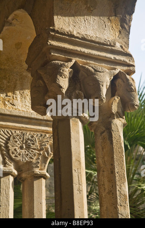 Chapiteaux sculptés du cloître du monastère franciscain et la cour de l'Europe Croatie Dalmatie Dubrovnik Banque D'Images