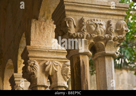 Chapiteaux sculptés du cloître du monastère franciscain et la cour de l'Europe Croatie Dalmatie Dubrovnik Banque D'Images