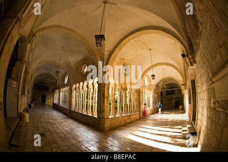 Intérieur du cloître Franciscain et la cour de l'Europe Croatie Dalmatie Dubrovnik Banque D'Images