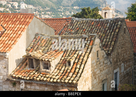 Tuiles anciennes et nouvelles sur les vieilles maisons en Dalmatie Dubrovnik Croatie Europe Banque D'Images