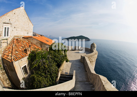 Les murs de la ville et la mer Adriatique Dalmatie Dubrovnik Croatie Europe Banque D'Images