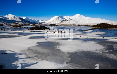 Lochan Na h-Achlaise UN Meall Bhuiridh et le Mont Noir, Rannoch Moor, Lochaber, Ecosse. Banque D'Images