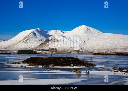 Lochan Na h-Achlaise UN Meall Bhuiridh et le Mont Noir, Rannoch Moor, Lochaber, Ecosse. Banque D'Images