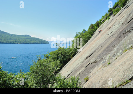 Un alpiniste ordre croissant un itinéraire petit doigt 5 sur 5 Roger s Rock aux côtés de Lake George, New York USA Banque D'Images