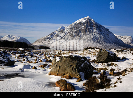 Buachaille Etive Mor à partir de la rivière Etive et un couvert de neige Rannoch Moor, Lochaber, Ecosse. Banque D'Images