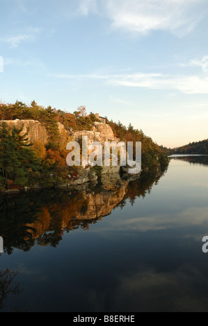 Coucher du soleil illumine les falaises le long de Lake Minnewaska dans Minnewaska State Park New York USA Banque D'Images