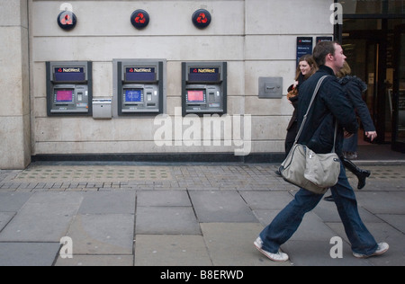 L'homme en passant en face de NatWest distributeurs Banque D'Images