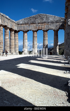 Temple dorique de Ségeste en Sicile Italie Tripani avec ombres de colonnes Banque D'Images